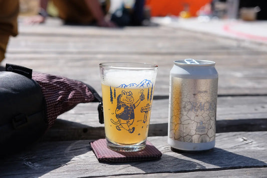 山のテン場でグラスビール