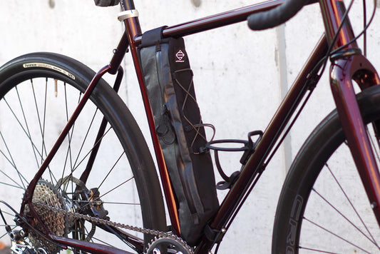 90DI(キューマルディー)/仕切れる縦型フレームバッグ