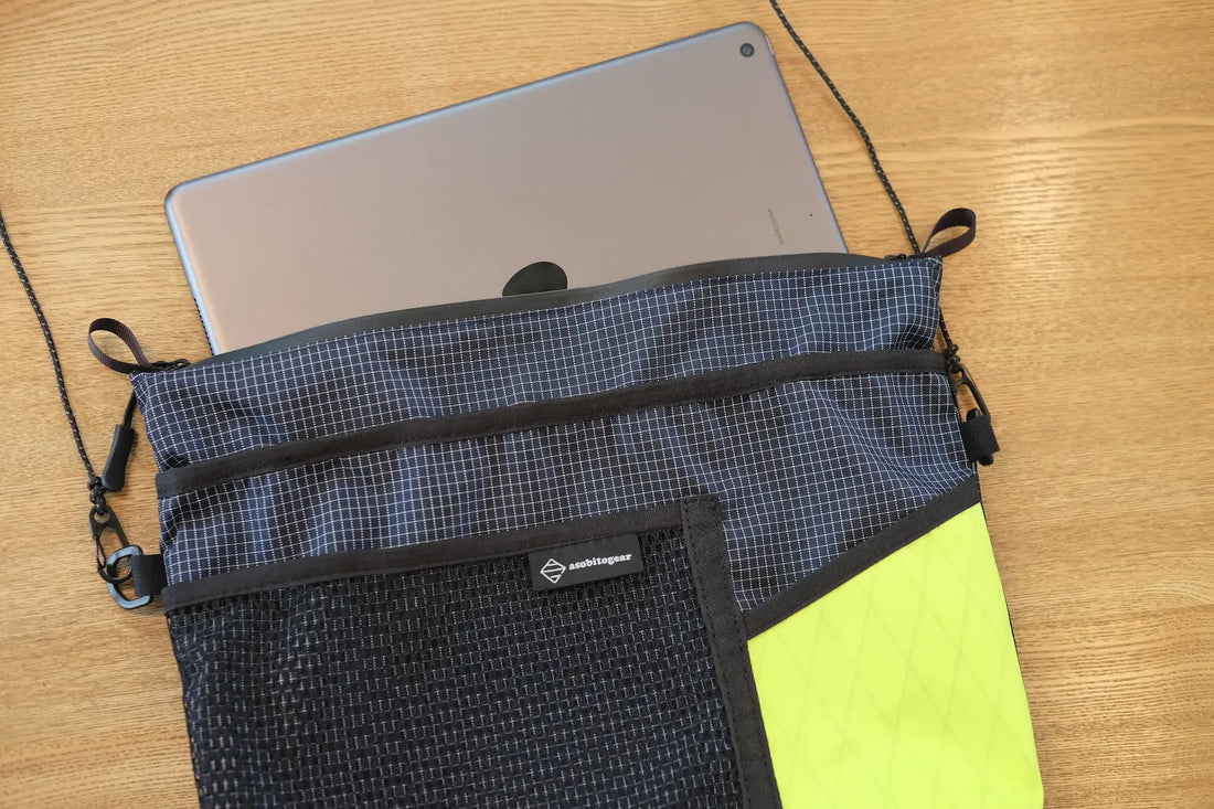 iPadも収まるB5サイズのサコッシュバッグ